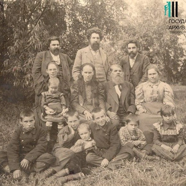 Семья Сиговых сделала общий портрет на природе, фото 1898 года | Источник: Госархив Пермского края