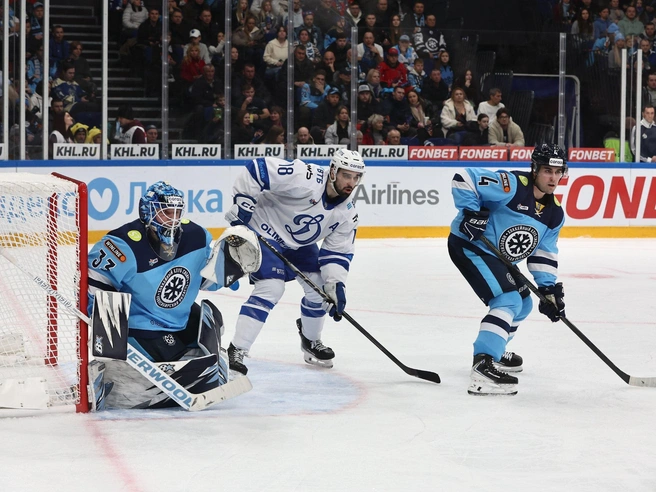 В третьем периоде «Сибирь» получила численное преимущество после двухминутного штрафа «Динамо» за подножку. | Источник: Александр Ощепков / NGS.RU
