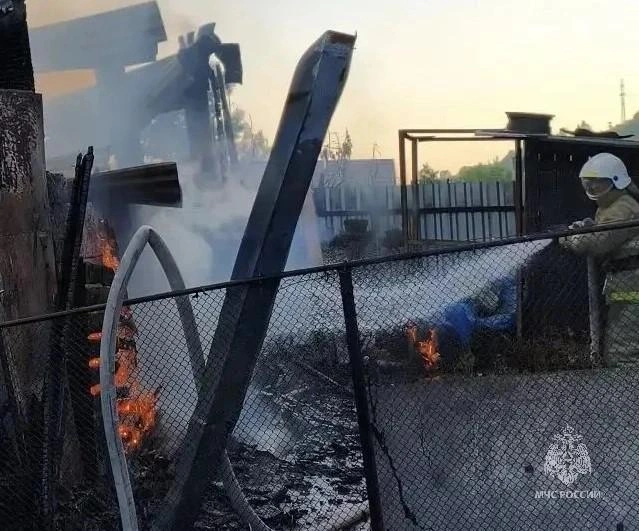 Огонь вышел из-под контроля из-за неосторожности в мангалом | Источник: МЧС по Алтайскому краю