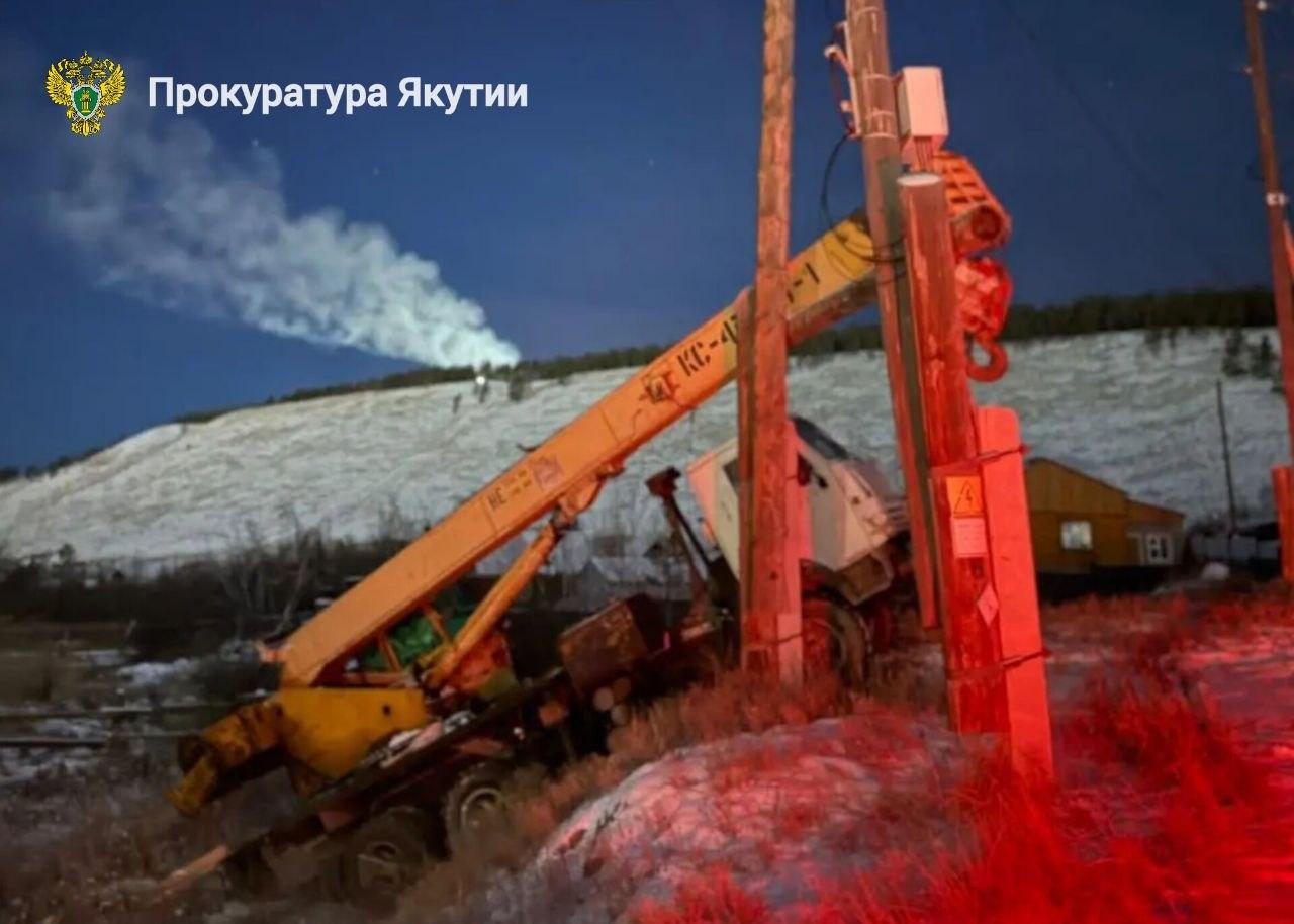 Водитель большегруза врезался в столб и оставил часть Якутска без электричества