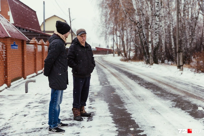 Мужчина говорит, что ему и соседям не нравится, что жильцы многоквартирников ездят между деревьев и разводят грязь | Источник: Ирина Шарова / 72.RU