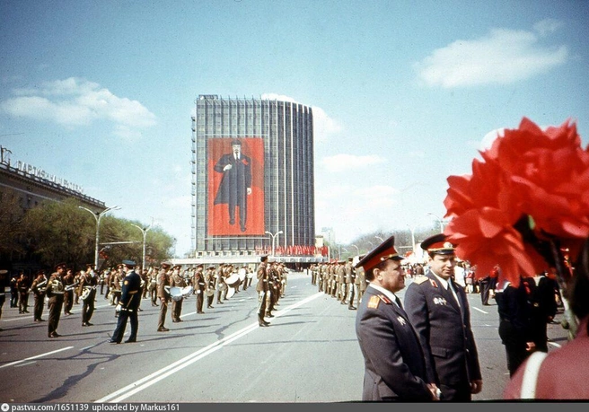 Плакат Ленина на всю Театральную площадь, 1988 год | Источник: Pastvu.com