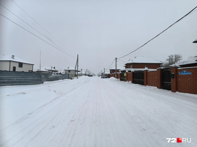 А провода тянутся и тянутся. По сути&nbsp;— обычный частный сектор, но с дорогими домами | Источник: Павел Красоткин / 72.RU 