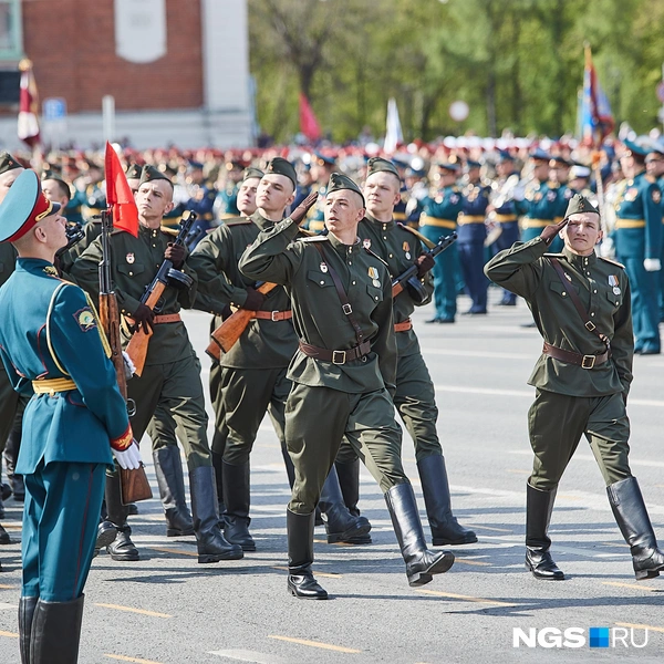 По Красному проспекту прошли 27 парадных расчетов | Источник: Александр Ощепков / NGS.RU