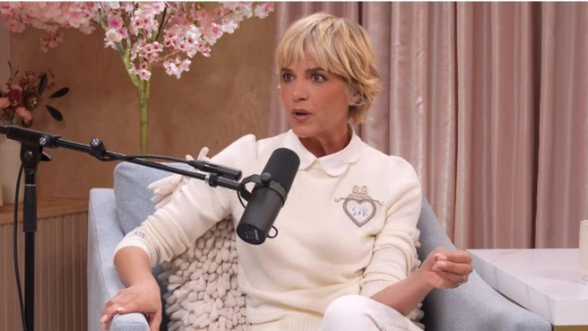 Актриса говорит, что алкоголь её успокаивал. | Источник: @THEJENNYMCARTHEYWAHLBERGSHOW;YOUTUBE