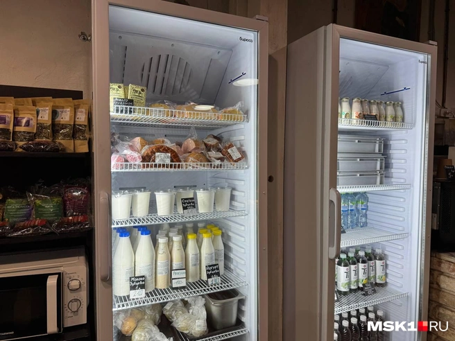 Здесь можно купить фермерскую молочную продукцию. А внизу холодильника — печеные яблоки и соленья: огурцы, квашеная капуста, маринованный чеснок | Источник: Анастасия Харитонова / MSK1.RU