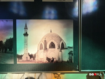 Старые фото прямо внутри мечети | Источник: Николай Сальников / 56.RU