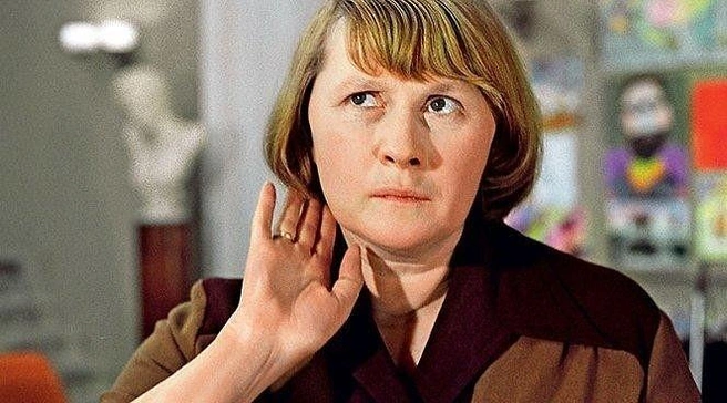 Роль Шурочки принесла Людмиле Ивановой всесоюзное признание | Источник: кадр из фильма «Служебный роман» (12+), реж. Эльдар Рязанов, киностудия «Мосфильм», 1977 год