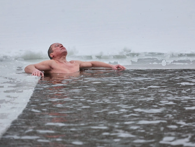 Сибиряки получают удовольствие от ледяного купания | Источник: Александр Ощепков / NGS.RU