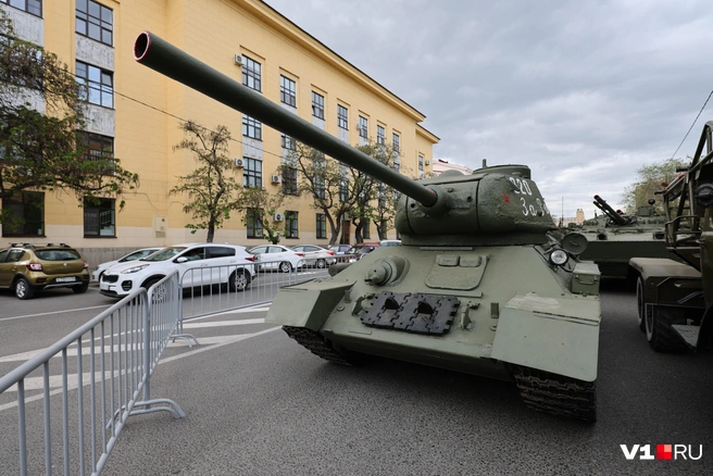 Т-34, похоже, тоже перекрасили под цвет современной техники | Источник: Алексей Волхонский / V1.RU