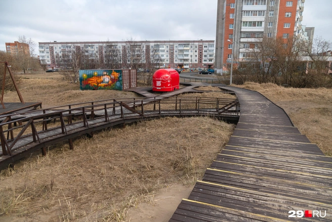 Дорожки «Летнего берега» регулярно заносит песком с пляжа. Приходится чистить | Источник: Иван Митюшёв / 29.RU