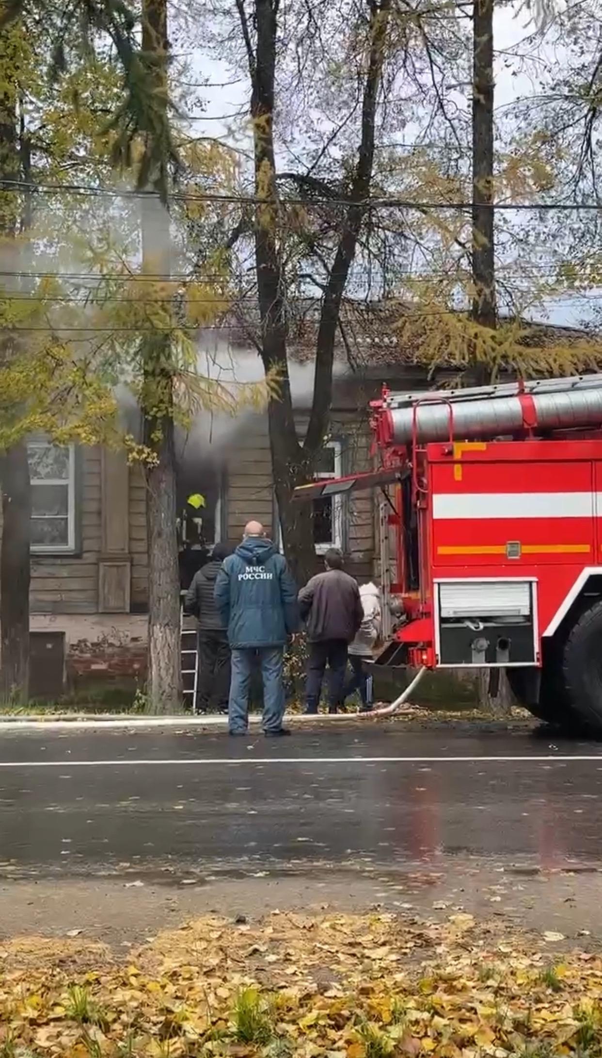 Вся улица в дыму: в Ярославской области в пожаре пострадал человек — видео