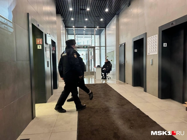 Весь день полиция опрашивала соседей Алексеева | Источник: Анастасия Харитонова / MSK1.RU 