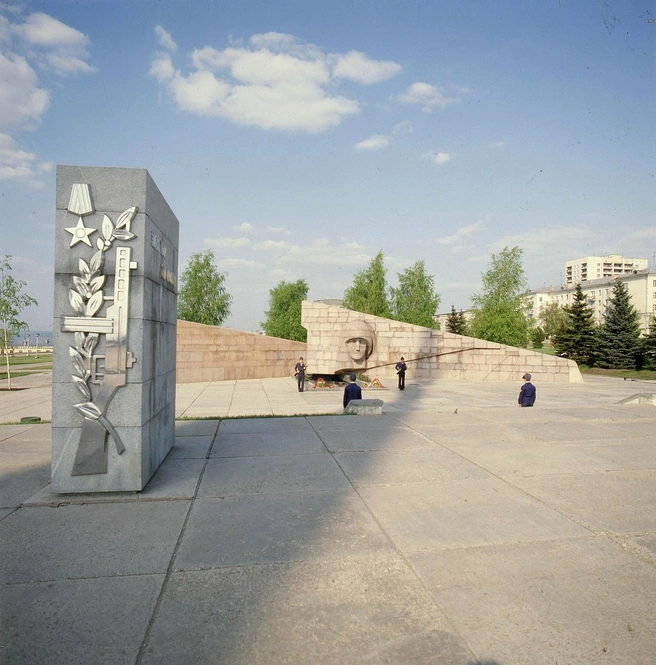 Мемориальный комплекс «Скорбящая мать» на площади Славы. 1979 год. А вам довелось стоять здесь в почетном карауле? | Источник: фотофонд Центрального государственного архива Самарской области