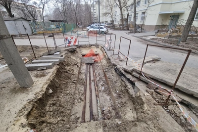 Волгоградцы негодуют из-за канавы у дома, признанного лучшим в регионе