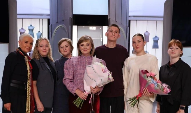 Валентина со своей семьей и ведущей Лилией Рах (первая слева) | Источник: Первый канал