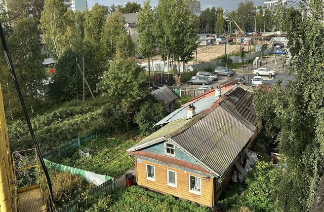 Частный дом на участке внутри квартала, который застройщик выкупил для развития проекта  | Источник: СЗ А6440