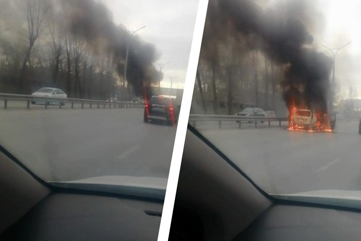 На Бердском шоссе сгорел автомобиль — пожар попал на видео Новосибирск ДТП  пробки Водитель получил ожоги 28 октября 2021 года - 28 октября 2021 -  НГС.ру