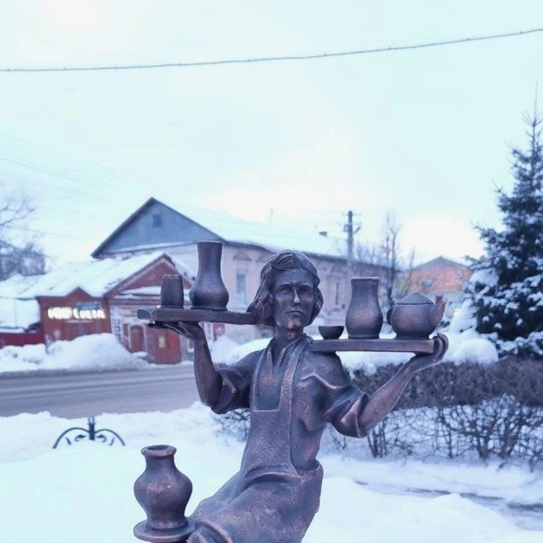 Гончар демонстрирует свои работы | Источник: Кунгурский округ / Vk.com