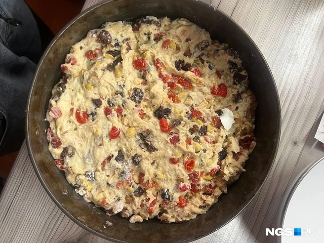 В форме тесто нужно оставить еще хотя бы минут на 15, чтобы чуть поднялось. Обилие орехов и сухофруктов — не баг, а фича: чем их больше, тем вкуснее | Источник: Анна Скок / NGS.ru