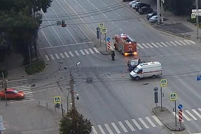 Chevrolet and Kia Crash Injures Two in Chelyabinsk