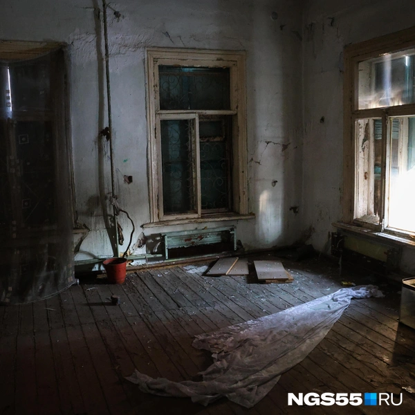 Все, что вы видите на этой фотографии — безответственное отношение к истории. При правильном подходе каждый из трех домов мог продолжить свое существование | Источник: Евгений Софийчук / NGS55.RU