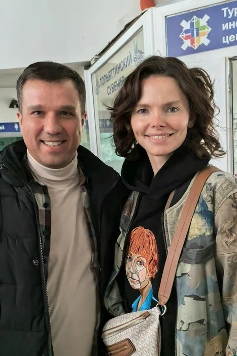 Участники съемочного процесса не упускали возможности сфотографироваться со звездой  | Источник: Артем Толок / Vk.ru 