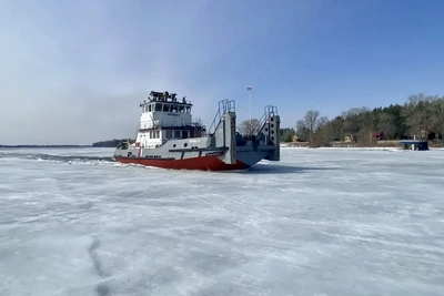 Ледокол начал работу для запуска судов в Рождествено