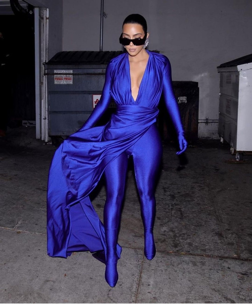 Образ дня: Ким Кардашьян в роскошном платье в самом модном оттенке сезона — электрическом синем