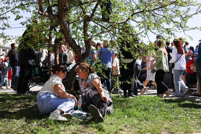 Кому-то повезло найти местечко в тени | Источник: Ксения Филимонова / «ИрСити»