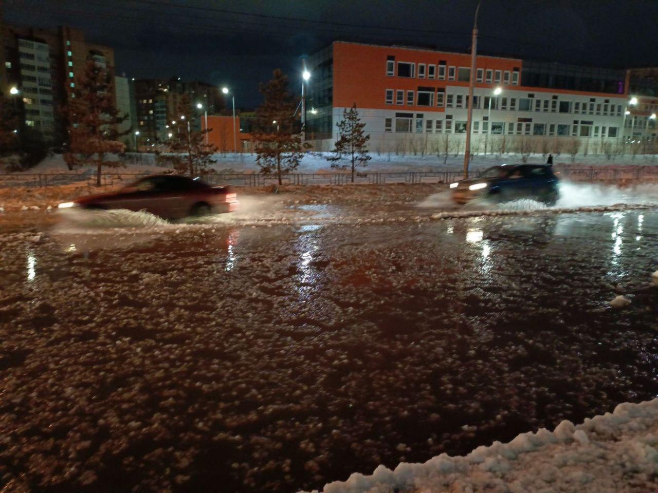 Сразу две улицы в Северном затопило из-за коммунальной аварии: течь воды  произошла в Красноярске, по улице Алексеева, 1 - 16 января 2024 - НГС24.ру