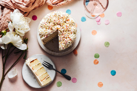 Тест: Выбери торт, а мы посоветуем идеальный маникюр на Новый год 2023