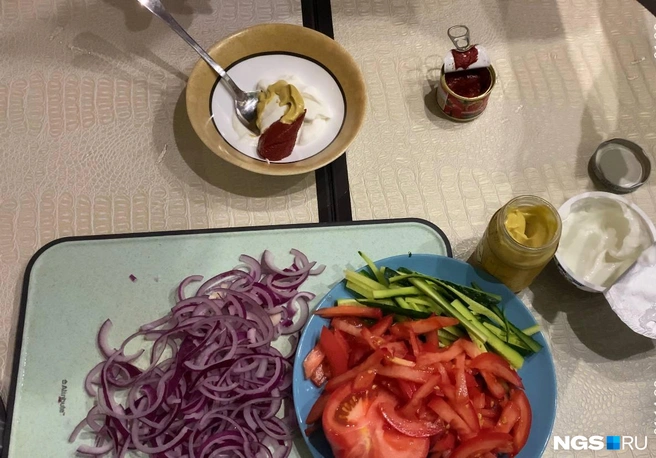К этому моменту куриное филе приготовилось. Достаем мясо из духовки и даем ему остыть в фольге 10 минут. Продолжим готовку и займемся соусом | Источник: Анастасия Хрипушина / NGS.RU