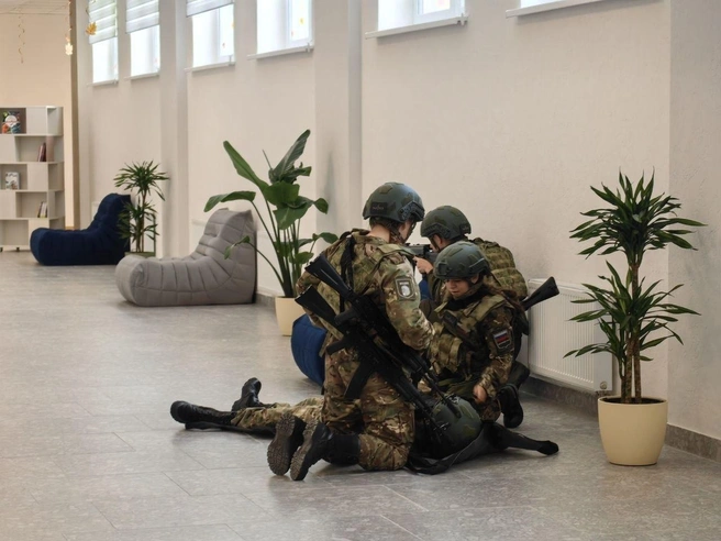 Школьники продемонстрировали навыки эвакуации условно пострадавшего и другие элементы. | Источник: Юлия Мальцева/ 72.RU