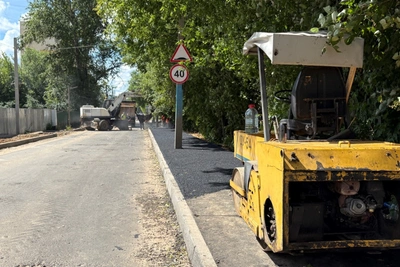 В Костроме дорожники восстанавливают асфальт на проблемных участках