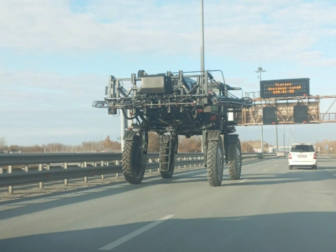 Как выяснилось, нестандартная машина используется в сельскохозяйственной отрасли. | Источник: Паблик «ОбьГЭС Новосибирск» во «ВКонтакте»