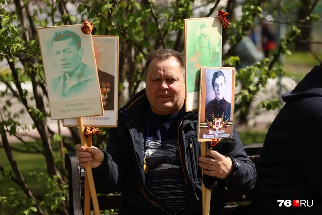 В руках некоторых участников акции было сразу несколько портретов | Источник: Александр Куренной / 76.RU