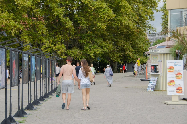 Людей на набережной мало | Источник: Оксана Витязь