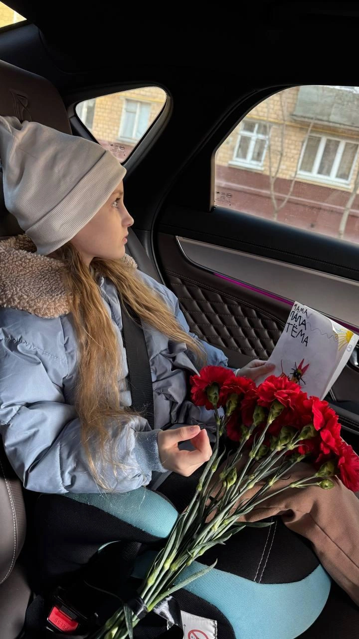 Маленькая Василиса сделала открытку погибшим родителям и брату | Источник: Ангелина Шалаева / T.me