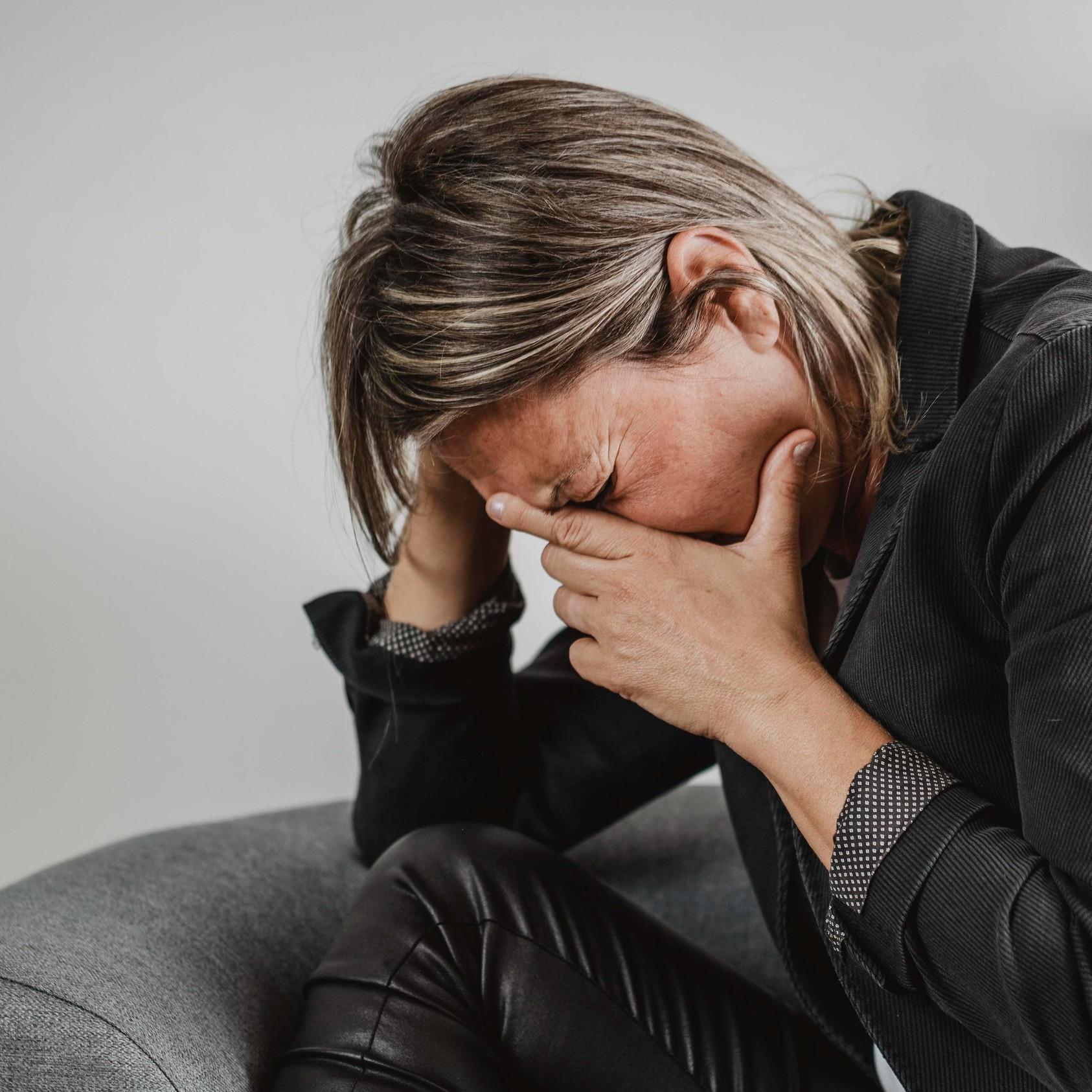 Мать убитого Тимофеем четвероклассника приехала к Успенской школе: она еще не знает, что сына нет