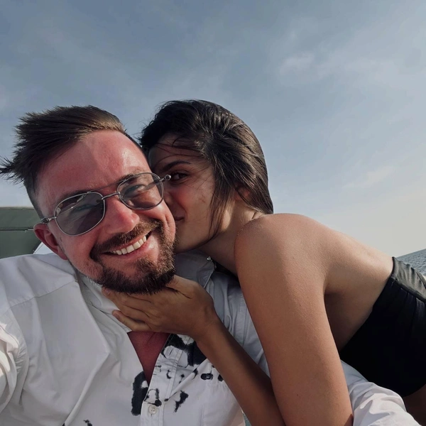 Актер сделал предложение Виктории через пару встреч | Источник: actorsashapetrov / Instagram (экстремистская организация, деятельность запрещена на территории РФ)