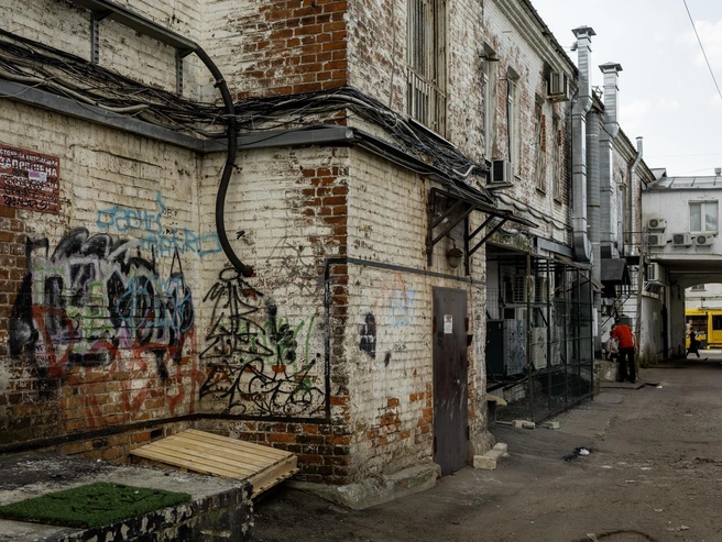 Во дворе стоит неприятный запах от отходов | Источник: Александр Куренной / 76.RU
