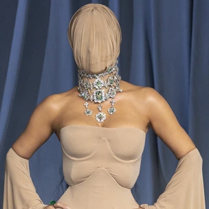 Призрачная красота: лучший образ Ким Кардашьян в истории ее модных выходов