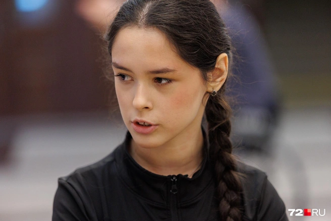 «Есть тяжелые элементы, которые не всегда легко даются. Но мы всегда стараемся их с тренером прорабатывать», — объясняет девочка | Источник: Ирина Шарова / 72.RU