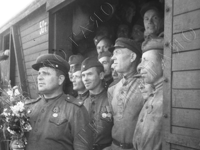 На станции собрались сотни людей, солдатам дарили цветы | Источник: ЦДНИ ГАЯО