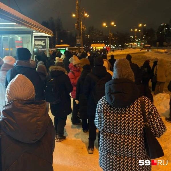 На автобусных остановках у Перми II толпа ждёт автобусы | Источник: читательница 59.RU Ирина