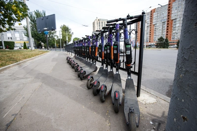 Власти Ростова отказались от новых ограничений для самокатов