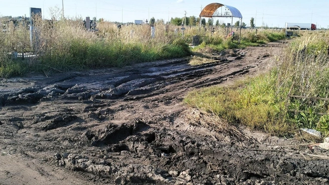 По словам омичей, такая дорога практически везде | Источник: «Аварийный Омск» / vk.com