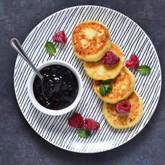 Вкусно, как в детском саду: хрустящие рисовые биточки с малиновым джемом