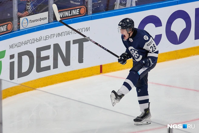 Шайбу удалось забросить новосибирцу Александру Першакову | Источник: Александр Ощепков / NGS.RU